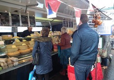 Al snel druk bij de zuivelkraam van Joost en Roy van de Wiel.