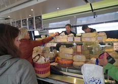 Joost helpt een klant.