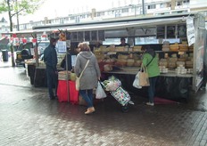 Veel verschillende kazen in de kraam.