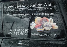 De regenachtige omstandigheden laten hun sporen na op de bus.