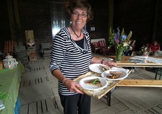 "Anneke, de moeder van Shaula, bezorgde de lunch bij de vrijwilligers. "Mijn moeder is eigenlijk het manusje van alles tijdens deze dagen en hier geniet ze zichtbaar van", vertelt Shaula."