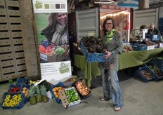 Shauna toont de verse radicchio rosso uit de eigen moestuin.