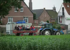 Vervolgens liet Matthijs de bezoekers onder meer de eigen moestuin zien. Hier bracht hij ze met de tractor naartoe.