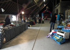 De schuur stond vol met kramen.