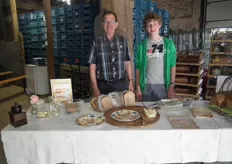 Bio aan Huis heeft samen met lokale bakker Kees van der Hoek (links) de biologische broodlijn Goudakker ontwikkeld. Rechts Vincent van der Velden. Hij liet bezoekers graag van het brood proeven.