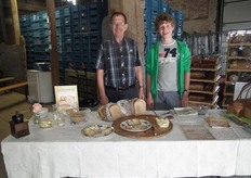 Bio aan Huis heeft samen met lokale bakker Kees van der Hoek (links) de biologische broodlijn Goudakker ontwikkeld. Rechts Vincent van der Velden. Hij liet bezoekers graag van het brood proeven.