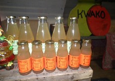 Zowel grote als kleine flessen.