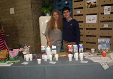 Sinds een paar weken biedt Bio aan huis in haar pakketten ook zuivelproducten aan. Charlotte van der Veld en Danny Mikkers (medewerkers van Bio aan huis) lieten de bezoekers proeven van diverse Zuiver Zuivel-producten.