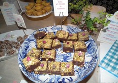 Chocoladeblokjes met pistaches en rozenwater. Te lekker om te laten liggen.