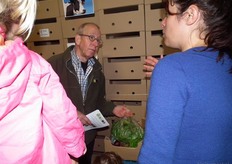 Jan van Willegen geeft bezoekers uitleg over het Bio aan huis-concept.