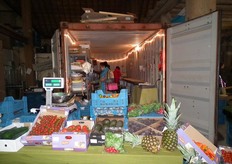 Achter de groentekraam was een kleine bio-winkel ingericht.