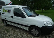 Met deze bestelauto worden de pakketten van Bio aan huis rondgebracht.