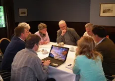 Henk Gerbers (Bio+) sloot later nog aan bij het gesprek aan tafel. Met de laptop René Heusschen van Stichting EKO-keurmerk.