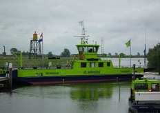 De pond die de bezoekers naar eiland Tiengemeten brengt.