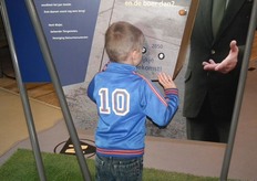 Dit jongetje neemt een kijkje in de toekomst.