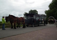 Je kunt ook per koets het eiland over.