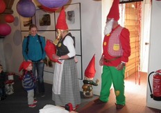 Kabouter Spruiteprak en zijn vrouw verwelkomen de bezoekers op hun kabouterzolder.