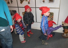 De kinderen luisterden aandachtig.