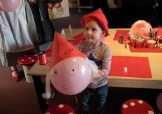 Femke en de andere kinderen mochten daarna een eigen kabouter in elkaar knutselen.