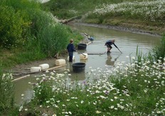 De kinderen mogen zelf verzinnen wat ze gaan doen, krijgen maar een paar attributen tot hun beschikking.