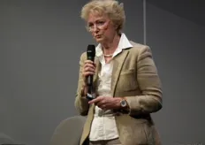 Edith Lammerts van Bueren (BioImpuls) benadrukte in haar presentatie dat BioImpuls geen gebruik maakt van genetische modificatie, maar dat de onderzoekers wel veel hebben aan de kennis over resistentiegenen die met de GMO-technieken verkregen worden.