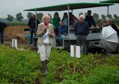 Aan de andere kant van het veld vertelde Edith wat meer over de stand van zaken in de biologische aardappelveredeling.