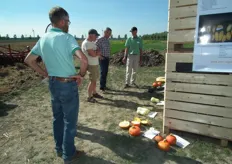 Jan Groen (geruite blouse) luistert samen met wat andere geïnteresseerden naar voorlichting van PPO over diverse pompoenrassen.