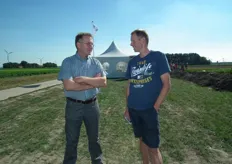 Bart Boon van bio-kalverhouderij Eco Fields in gesprek met Chris Borren van legpluimveehouderij De Lankerenhof. Zij waren uitgenodigd door Bionext (i.v.m. het Mestcafé).