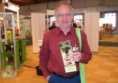 "Jan Bart van In was als bezoeker aanwezig op de beurs. Hij vertelde maar al te graag over de vegetarische bio-burgers van zijn bedrijf 'La vie est belle'. "Wij produceren geen tofu of seitan, maar verwerken onder meer granen, kruiden, noten en peulvruchten tot burgers. Ons elftal aan burgers is hiermee toch een volwaardig vleesvervanger. Wij willen bewijzen dat een vega-product ook 'wow' kan zijn. De natuur biedt zoveel mooie smaken."