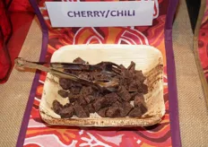 Zij lieten de bezoekers proeven van de nieuwste Lovechock-smaak: Cherry/Chili.