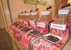 "We tonen ook de nieuwe verticale verpakking, waarmee de winkelier ruimte kan besparen in het chocoladeschap. Onze nieuwe displaydoos is onlangs geïntroduceerd en we krijgen hier erg goede reacties op", reageert Fran. Ze geeft aan dat het echt werkt: "Er zijn klanten bij die eerst maar 1 of 2 Lovechock-smaken hadden staan en die er nu rustig 4 of 5 neerzetten."