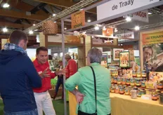 Wim Roeleveld mocht uiteraard niet ontbreken bij de stand van De Traay. Hier geeft hij uitleg over de nieuwe honingproducten aan één van de winkeliers.