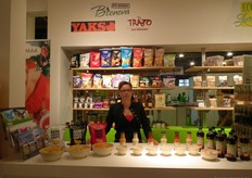 Eén daarvan is Janet Nuyten-Sijtsema van FZ Organic Food. Zij liet de bezoekers onder meer proeven van de met hand gebakken chips van Trafo en de tafelsauzen van Bionova.