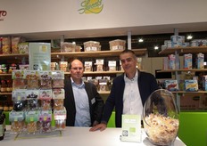 Fred van Tienen en Arnold Broek met het bio-snoepassortiment van The Organic Factory.