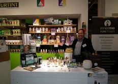 Jeffrey Go toont trots de producten van Chi International.