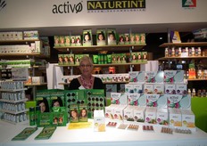 "Oona Evers van Power Health. Zij verhandelen de natuurlijke haarverzorgingsproducten van Natuurtint en de supplementen van Activo. "Onze klanten kunnen tijdens VitaSana bij mij terecht voor extra uitleg, speciale promotieacties en ik kan hen aanbiedingen voorleggen."