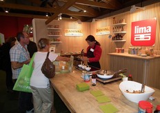 Florence Gellin vertegenwoordigt Lima in Nederland. Hier laat ze wat bezoekers proeven van de gerechten die in de stand bereid werden.