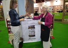 "Nog wat Nederlandse inbreng: Lous Duykers vertegenwoordigde het bedrijf Natoli, dat gerund wordt door haar zoon Erik Baggen. "Ik laat de mensen lekker veel proeven. Dat werkt toch het beste. Vooral gisteren heb ik het heel druk gehad", vertelde Lous op maandag."