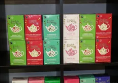 "Deze thee is in Nederland al verkrijgbaar bij de Jumbo en C1000. De thee klopt aan alle kanten, zo is de thee Fairtrade en UTZ-gecertificeerd."