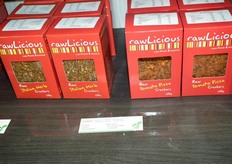 Diverse 'raw' crackers.