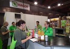 Geertrui Timmers van Hagor in een geanimeerd gesprek. Ze gaf aan dat er op maandag meer tijd was om echt in gesprek te gaan met de bezoekers.