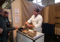 Kok Serge Restiau laat bezoekers proeven van de seitan-producten van Bertyn.