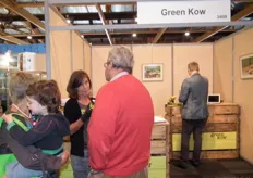 Anne de Decker vertelt een bezoeker over de bijzondere producten van Green Know.