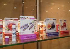 De kleurrijke verpakking van de lippenbalsem valt goed op. De producten zijn 95% USDA Organic-gecertificeerd.