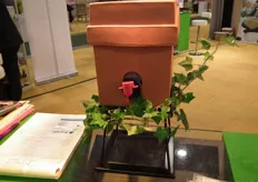 Dit is de BIB-Cooler van B-touch. In deze 'cooler' van terracotta blijven Bag in Box-dranken urenlang koel, zonder extra koelelementen te hoeven gebruiken.