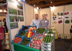 "Omar Siraj en Nienke Frederickx van biologische groothandel Sinature uit Onze-Lieve-Vrouw-Waver. "We telen ook zelf producten. Deze leveren we onder meer uit aan Nederland. Ook handelen we in diverse producten van Udea", vertelt Omar."