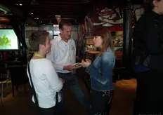 André Mulder van 't Ecoloar (RauwPower) in gesprek met twee Triodos-dames: Marian van Egteren en Heleen de Jong.