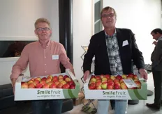 Wim Stoker (rechts) had wat biologische appelen meegenomen om uit te delen. Paul Soeterbroek, secretaris van de Biowinkelvereniging, hielp Wim bij het uitladen hielp Wim Stoker bij het halen van zijn bio-appelen.