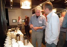 Anton van Vilsteren praat onder het genot van een kopje koffie bij met Bart Vollenberg van Plant Health Care.