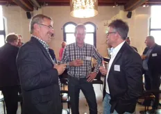 Alex van Hootegem (De Grote Verleiding) samen met Teunis Jacob Slob (voorzitter vereniging De Natuuweide) en Kees van Zelderen (voorzitter van Biohuis).